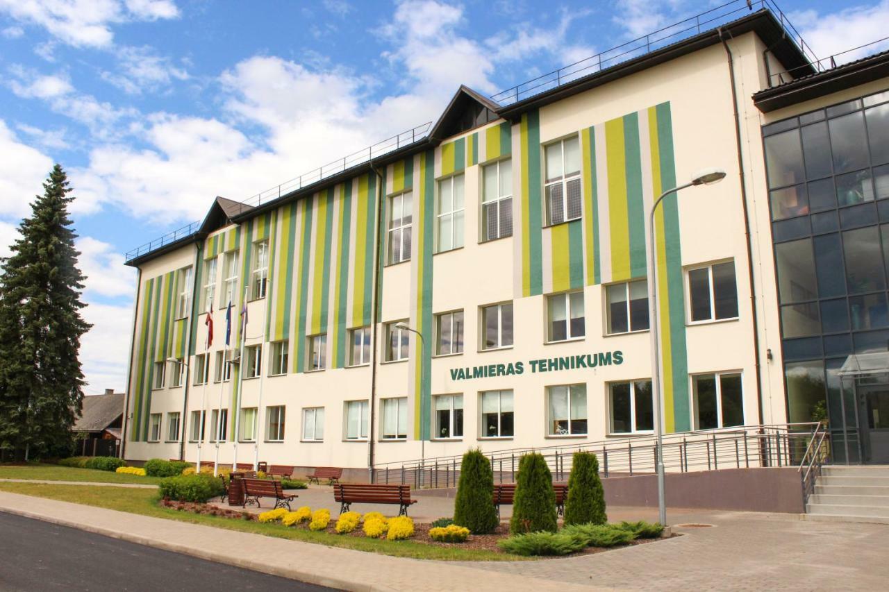 Valmieras Tehnikuma Dienesta Viesnica Bagian luar foto